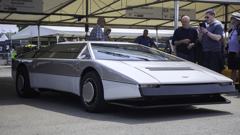 Aston Martin BulldogAston Martin Bulldog веднага превзема медиите след премиерата на концепцията от 1979 г. Странният му дизайн е тема номер едно и брандът планира да направи ексклузивните 15 до 25 бройки. Финансова криза обаче пречи на намеренията и прототипът отива при саудитски принц. Сменя няколко собственици, преди да се появи на бял свят в американска частна колекция на ценителя Филип Сафорим.