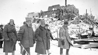 Командующий_62-й_армией_Сталинградского_фронта_генерал-лейтенант_Чуйков_и_ЧВС_Сталинградского_фронта_генерал-лейтенант_Гуров
