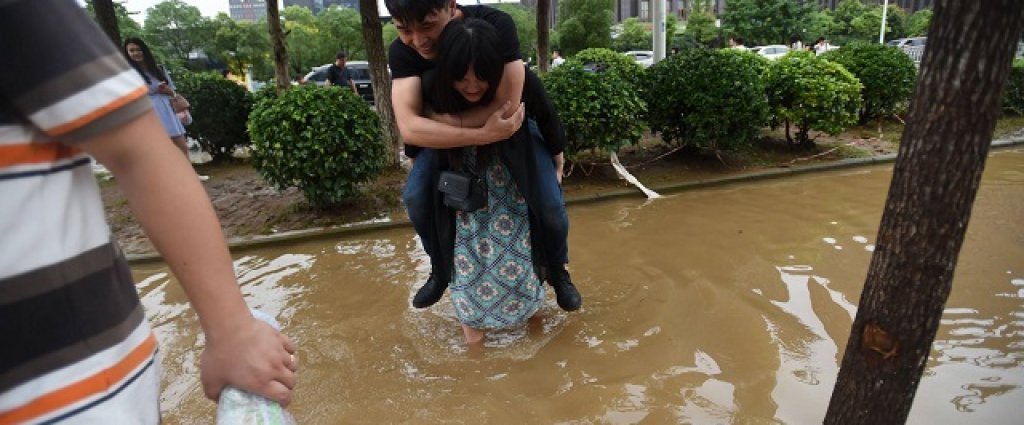 girl_carries_boyfriend3