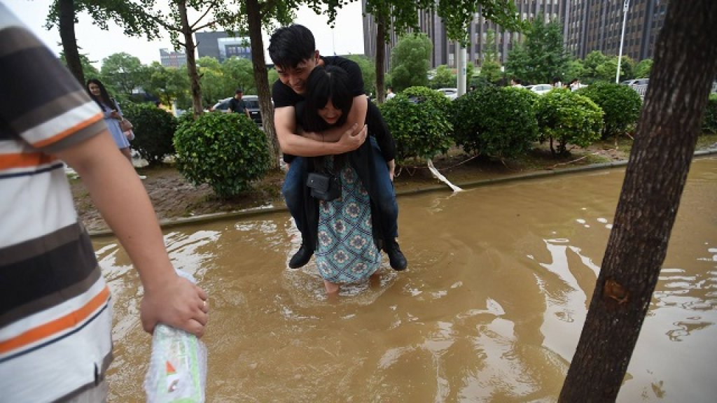 girl_carries_boyfriend3