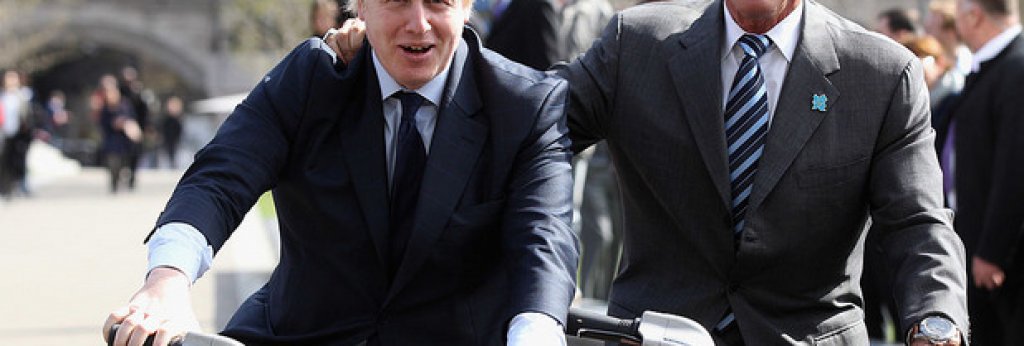 31 март, 2011 година, Лондон. Арнолд Шварценегер кара велосипед до кмета Борис Джонсън по време на велоразходка из центъра на града.