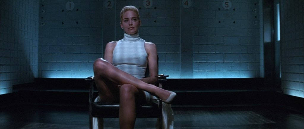 Първичен инстинкт (Basic Instinct)
Не може класация на секси филми да се състои, без да се включи този филм. Невероятната сцена с Шарън Стоун ще остане завинаги като най-възбуждащото нещо, случвало се на големия екран.