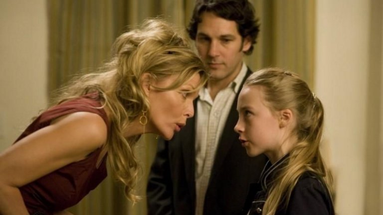 Сърша Ронан, I Could Never Be Your Woman (2007 г.)
Едно от най-хвалените заглавия тази година беше "Лейди Бърд", а Сърша Ронан печели овации за играта си на тийнейджърка, която преживява трудно съзряването си. Около 10 години преди това обаче излиза филмът, който младата актриса едва ли иска да си спомня - I Could Never Be Your Woman - досадна романтична комедия (на практика колкото романтична, толкова и комедия), в която Мишел Пфайфър си пада по по-млад мъж, а Сърша Ронан е нейната дъщеря. Това, което трябва да изглежда като забавно и остроумно хлапе, по-скоро е досадно и неубедително изпълнение на горе долу същата роля в "Лейди Бърд", но с изкуствено звучащи диалози.