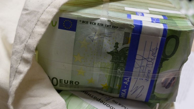 МВР публикува снимки на парите, които са открити при обиските.