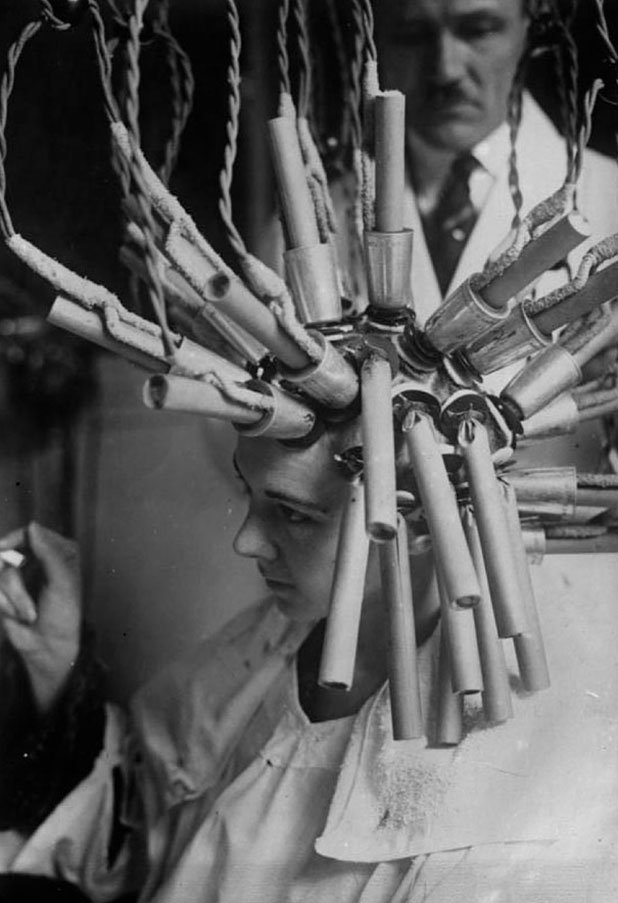 Така жените през 1929 г. в Германия са къдрили косите си