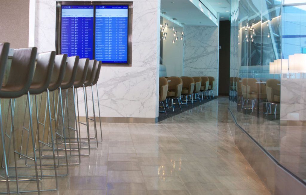 UNITED Club San Diego
 - Прекрасно местоположение с изглед към пистата, красив дизайн с бял мрамор и подходящо осветление.