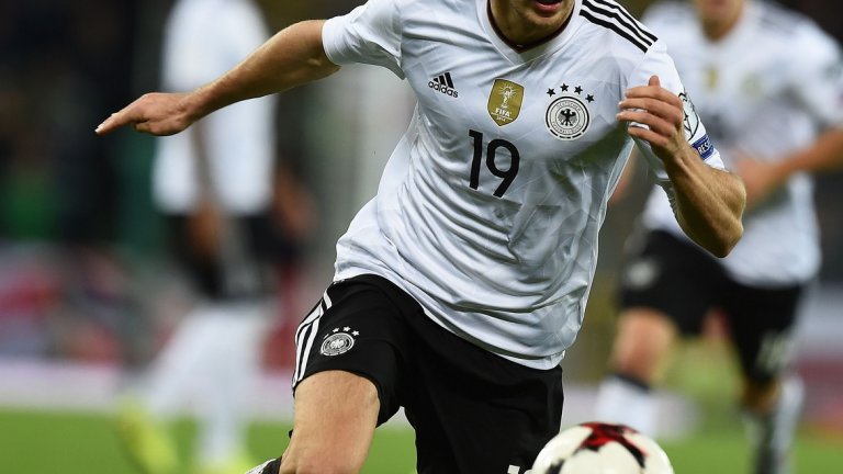Полузащитникът изигра вече 12 мача и шест гола за националния отбор на Германия, като бе основна фигура в състава на Бундестима при спечелването на Купата на конфедерациите през лятото на 2017-а.