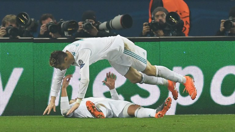Роналдо скача върху Каземиро след втория гол във вратата на ПСЖ, който се оказа и победен