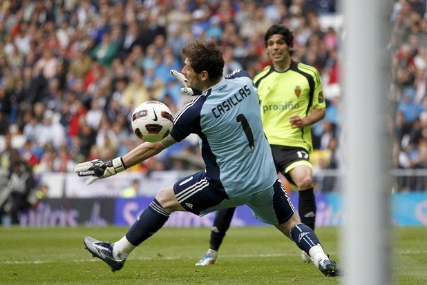 Анхело Лафита бележи втория си гол, а Сарагоса отнася трите точки с 3:2 на "Сантяго Бернабеу", а с това и шансовете на Реал за титлата. Пак през април 2011 г.