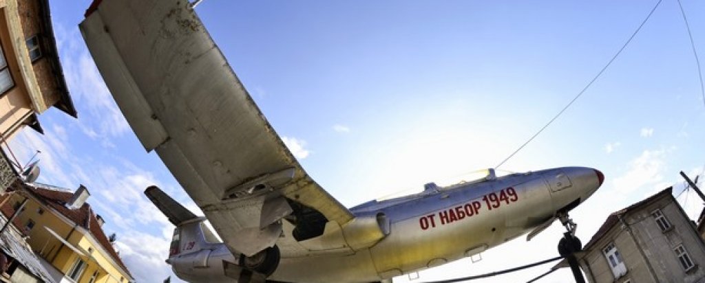 Самолет L-29, дарен на град Батак от набор 1949. Симпатична традиция тук е всеки набор да направи по нещо мъничко за града си.
Вижте в галерията една интересна разходка из района на Батак и Пещера