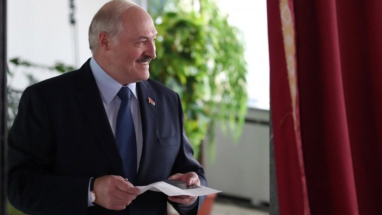 Вотът бе предшестван от многохилядни протести на опозицията в продължение на седмици. Лукашенко обвинява протестиращите, че са в заговор с чуждестранни сили, които искат да дестабилизират Беларус