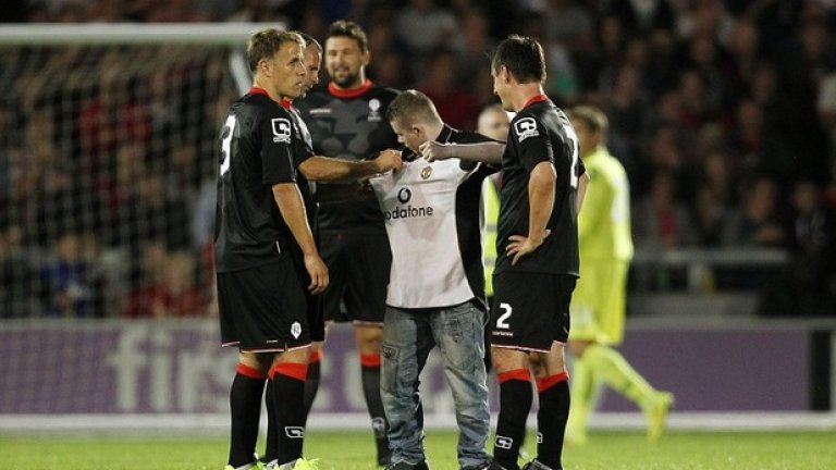 Запалянко получи автограф от Гигс още на игрището.