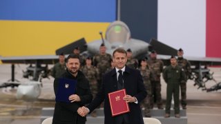 Документът включва и неупоменат брой мобилни системи за противовъздушна отбрана SAMP-T, радари, дронове и ракети