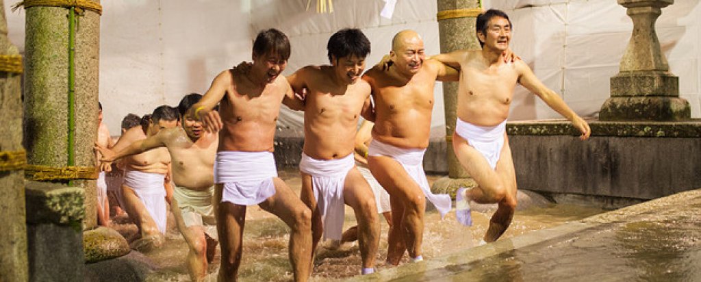 Това е снимка от "Хадака Мацури" - древен обичай, заради който в една от най – студените нощи на годината хиляди мъже излизат голи, или наметнати само с парче плат, за да изпитат своята мъжественост и да си осигурят късмет според традициите.