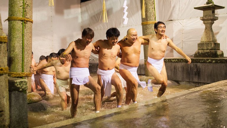 Това е снимка от "Хадака Мацури" - древен обичай, заради който в една от най – студените нощи на годината хиляди мъже излизат голи, или наметнати само с парче плат, за да изпитат своята мъжественост и да си осигурят късмет според традициите.