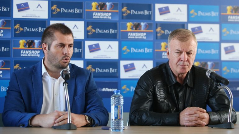 Изпълнителният директор на букмейкърската компания Лъчезар Петров до Наско Сираков по време на пресконференцията след подписването на договора за сътрудничество