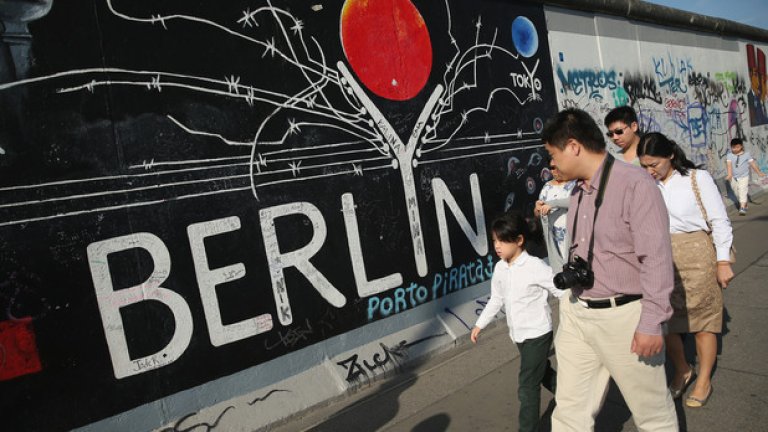 Туристи от Китай посещават Берлинската стена