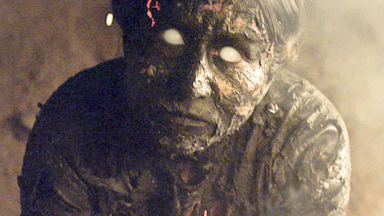 We Are Still Here
Заобикаля клишетата на повечето истории за духове и за злокобни изоставени къщи. Тук главните герои са две двойки ексцентрици и меланхолици на средна възраст, а призраците далеч не се задоволяват с това просто да се прокрадват около тях – тъй че осигуряват предостатъчно насилие в тази ужасяваща зимна приказка.