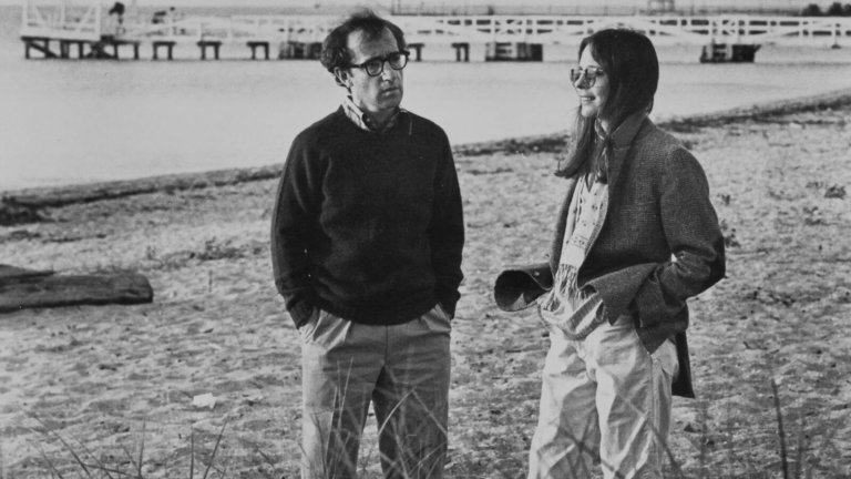 3. “Ани Хол” (1977 г.)
Романтичната комедия на Уди Алън проследява комика Алви Сингър (Уди Алън), който се влюбва от пръв поглед в ексцентричната Ани Хол (Даян Кийтън). Тя е очарователна певица, чието присъствие и харизма изваждат наяве всички несигурности на Алви и го предизвикват да се сблъска със собствените си страхове и емоции.