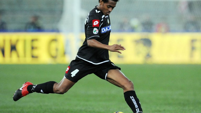 Десен уинг-бек: Хуан Куадрадо
Фактът, че Куадрадо се бореше за място в състава с Алексис Санчес обяснява факта, че изигра само 24 мача с екипа на фриулите. След трансфера си във Фиорентина обаче талантът му стана видим за всички. Последва трансфер в Челси, където не успя да се нагоди, а след два сезона под наем, от това лято вече и официално е играч на Ювентус.