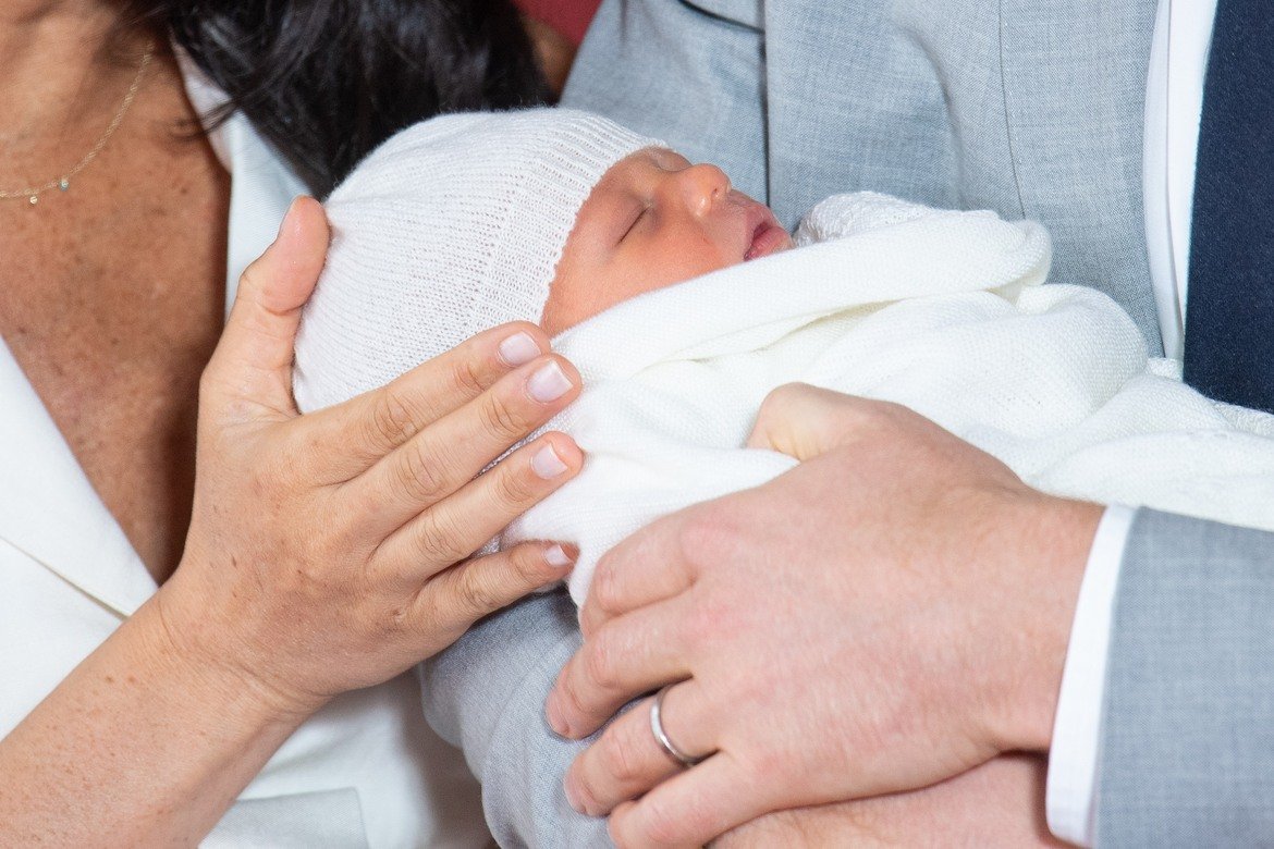 Меган Маркъл и принц Хари с първи кадри на кралското бебе