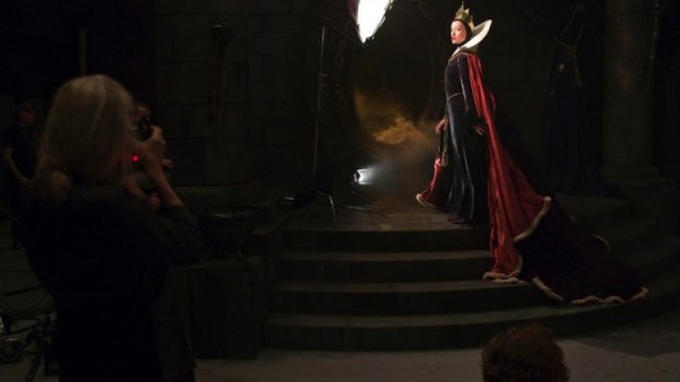 Зад кадър: снимки на Оливия Уаилд и Алек Болдуин като Злата Кралица и Огледалото