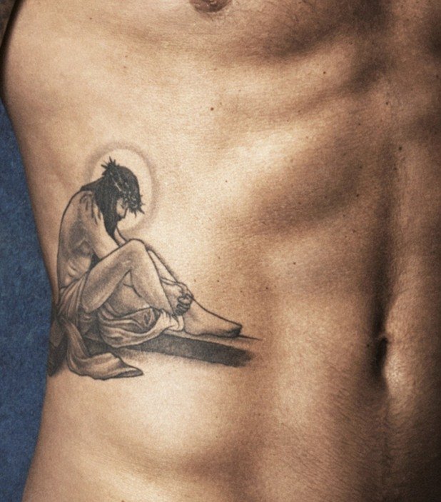 Бекъм продължи с религиозните символи и през 2010-а. От дясната си страна, татуира лика на Исус Христос.