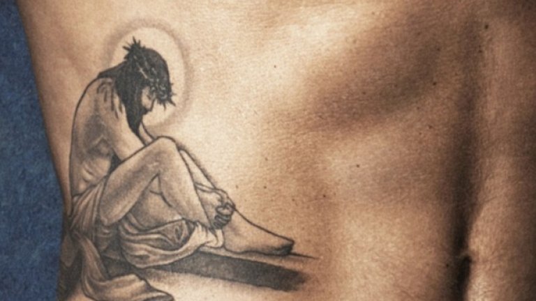 Бекъм продължи с религиозните символи и през 2010-а. От дясната си страна, татуира лика на Исус Христос.
