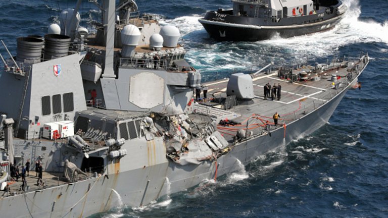 Единствено усилията на екипажа са спасили разрушителя USS Fitzgerald от потъване