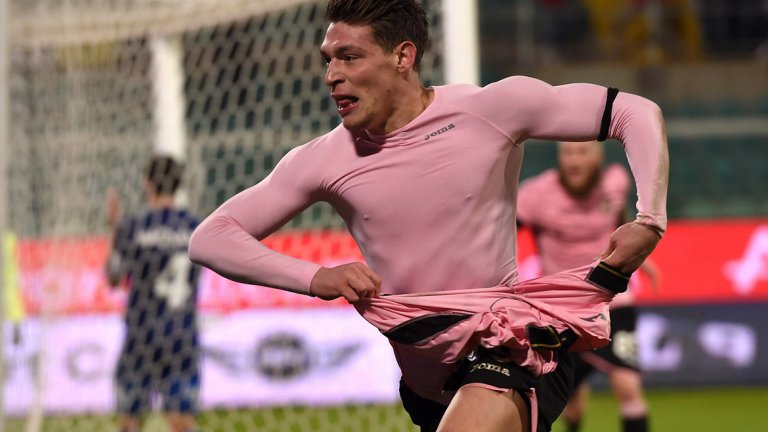 Нападател: Андреа Белоти
Белоти бе продаден в същата година, в която си тръгна и Дибала – 2015-а. И то срещу едва 8,4 млн. Кадър на академията на Албинолефе, италианският голаджия изкара две години в Палермо, в които вкарваше дори по-често от Дибала (гол на 168 мин срещу гол на 307 мин). Все пак, вече трети сезон носи екипа на „биковете”, с който има 45 гола в 82 мача. През миналото лято бе близо до трансфер в голям клуб, който така и не се осъществи. Ако продължава да бележи по същия начин обаче, съвсем скоро Белоти ще облече фланелката на някой гранд.