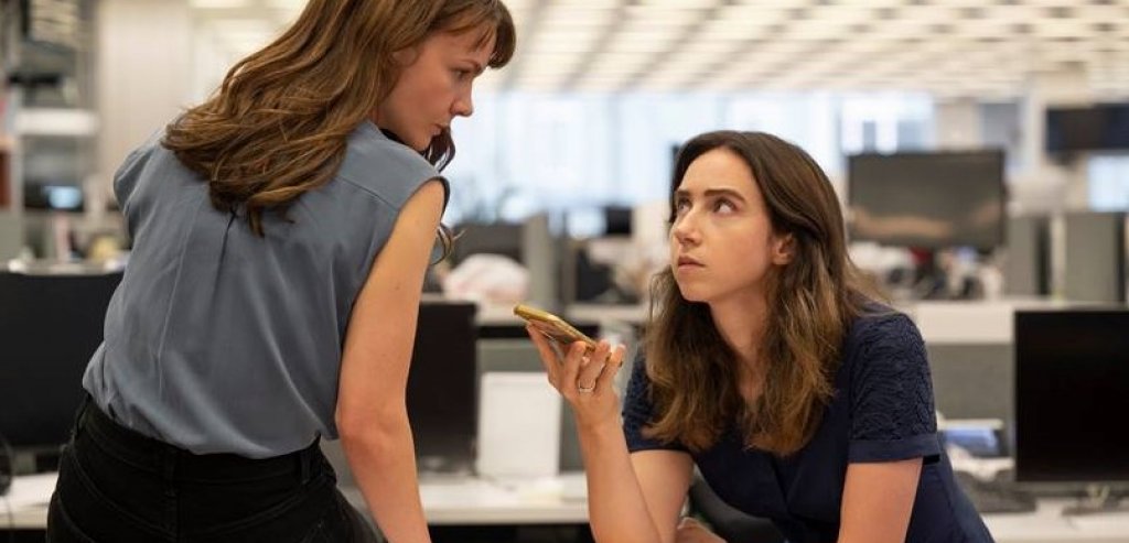 "Нейната дума"
"Нейната дума" е първата игрална лента, която ще потопи зрителите в разследването на "Ню Йорк Таймс", което детронира всесилния холивудски продуцент Харви Уайнстийн. В ролята на двете журналистки, които събраха разказите на пострадалите жени, влизат Кери Мълиган и Зоуи Казан.
Историята започва от слухове и незавършени материали, на които попада репортерът Джоди Кантор (Казан). В тях се описва системно насилие от страна на Харви Уайнстийн, а случаите са останали или непроверени, или напълно пренебрегнати. За да доведе разследването до край, Кантор се свързва с по-опитната си колежка Мегън Туохи (Мълиган), която ѝ помага да стигне до още жени, готови публично да разобличат Уайнстийн.