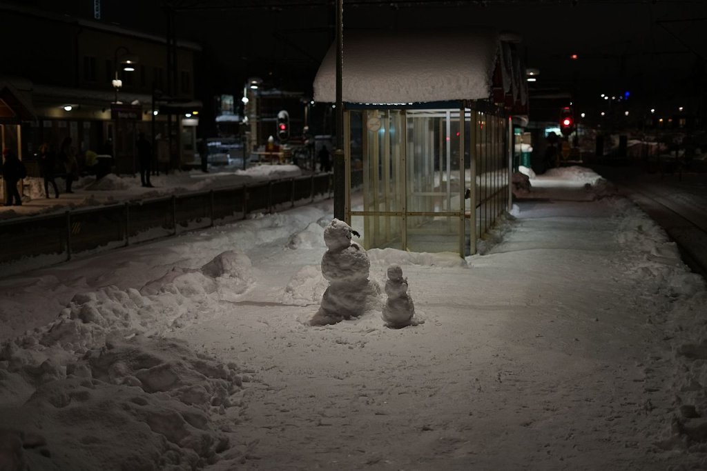 A_pair_of_snowmen_on_Roslags_Näsby_train_station