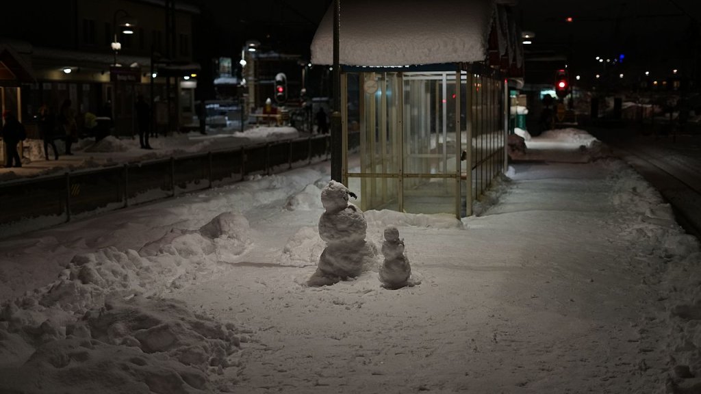 A_pair_of_snowmen_on_Roslags_Näsby_train_station