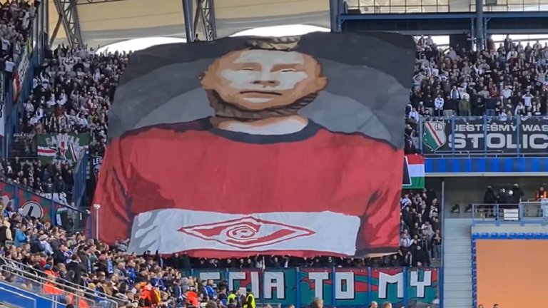Фенове "обесиха" Путин на стадиона (видео)