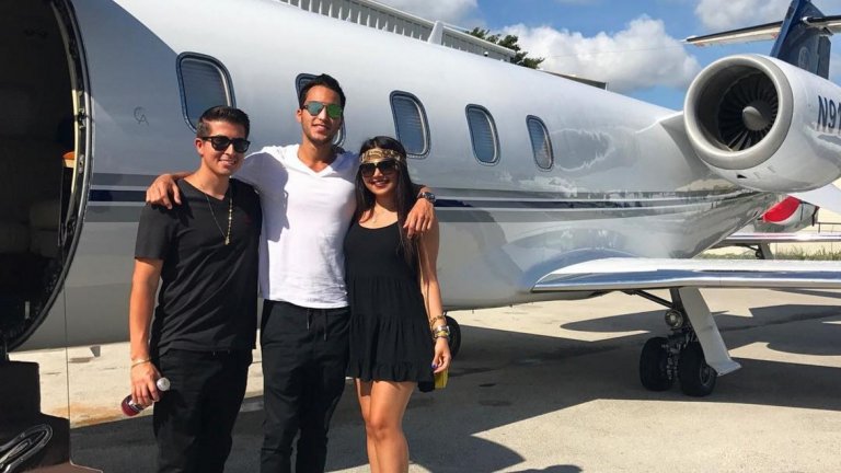 В профила elcapitan125 виждаме бляскавия живот на още един богаташки син... Самолети, плажове и красиви жени навсякъде.