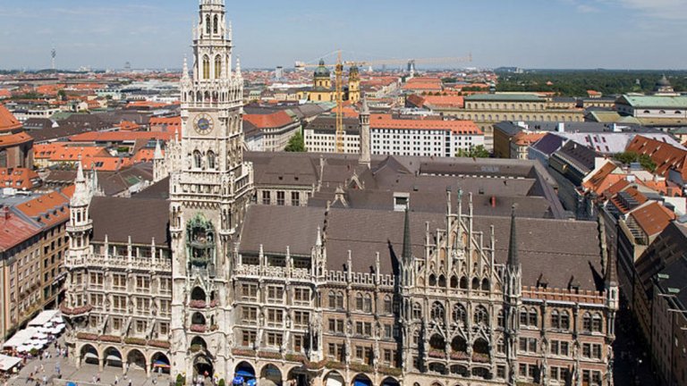  Мариенплац, Мюнхен, Германия 

Намира се в Стария град и е пресечна точка на двете основни оси в Мюнхен. Площадът е в центъра на града още от основаването му през 1158-а. В началото на XIV-ти век е издадено разрешение пространството да се използва като пазар срещу условието да остане "незастроен за вечни времена". 

След като пазара за зърно се мести в средата на XIX-ти век, площадът е преименуван на Мариенплац, защото се смята, че Богородица е покровителка на Бавария.