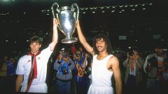 Рууд Гулит и Марко ван Бастен с Купата на европейските шампиони през 1989 г. Сънародникът на Ван Бастен обаче не намери място сред идеалните му 11. Вижте кои са те...