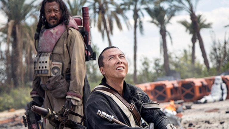 10. Уен Джианг, "Rogue One: История от Междузвездни войни"
Какво им има на актьорите в "Star Wars", че така неудържимо ръсят спойлери за всеки нов филм? В случая става дума за "Rogue One: История от Междузвездни войни" (2016 г.). Няколко месеца преди премиерата му в Лондон се провежда панел с част от актьорите, в който те разкриват съвсем малко за персонажите си.
Там е и хонконгският актьор Уен Джианг, който във филма играе не особено разговорливия и тежковъоръжен Бейз – най-добър приятел на слепия боец Чирут (Дони Йен). По време на панела Уен, който признава, че не владее особено добре английски, се изпуска, че в един момент Чирут умира.
Прекъснат е от водещия на панела – актрисата Гуендолин Кристи (Game of Thrones, Star Wars: The Force Awakens). Но за гледалите видеото и присъстващите в залата вече е развален един от основните моменти във филма – драматичната саможертва на Чимрут във финалните минути.