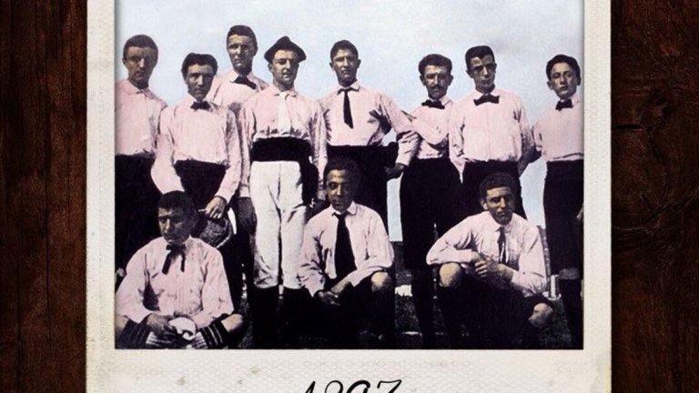 "Бианконерите" носят емблематичния си бяло-черен екип от 1903-а. Тогава Том Гордън Савидж доставя за своя отбор  екипи от родния си Нотс Каунти. В началните си години отборът, основан от група студенти, се състезава в розово и черно.