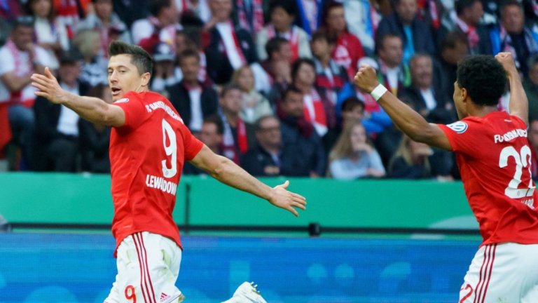 Левандовски отново беше водещата фигура за Байерн с двата си гола