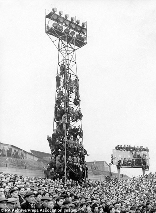 Страховитият стадион "Дъ Ден", на който играеше Милуол, отново е претъпкан за този мач през 1957-а срещу Нюкасъл. Хора има дори върху стълбовете за осветление.