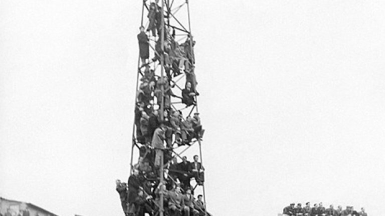 Страховитият стадион "Дъ Ден", на който играеше Милуол, отново е претъпкан за този мач през 1957-а срещу Нюкасъл. Хора има дори върху стълбовете за осветление.
