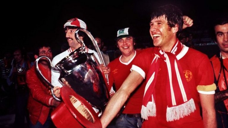 Ливърпул, 1977-1985 г.
Най-дългата доминация след ерата на Реал идва от Ливърпул, спечелил 4 и загубил 1 от следващите 8 финала. Тимът на Боб Пейсли е като от стомана - невинаги блестящ, но никога не се предава. През 1977-а Емлин Хюз (вдясно на снимката) вдига първата купа на шампионите след 3:1 над Борусия (Мьонхенгладбах) в Рим.