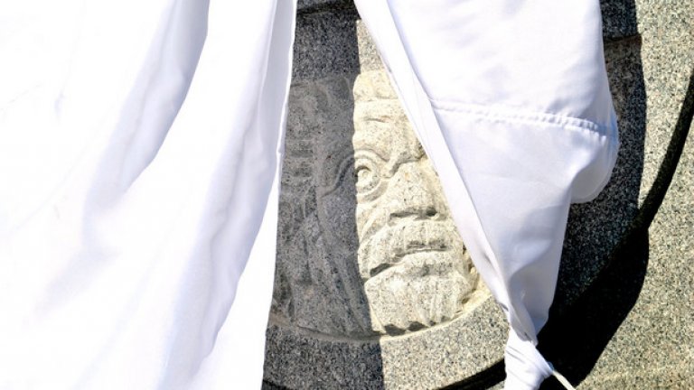 Под плата с който е покрит паметникът се вижда, че ликът на Цар Самуил стои и на постамента