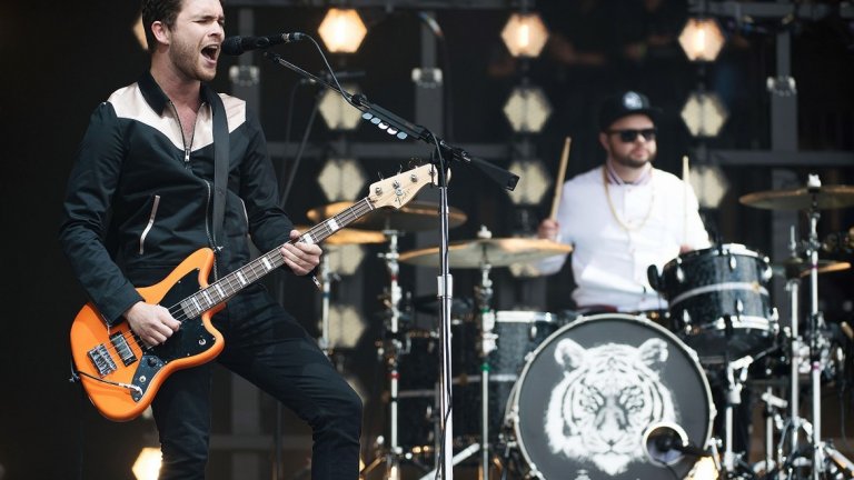 4. Royal Blood
Английското дуо, разчитащо на хард рок и блус рок звучене, намери стабилно място по върховете на музикалните класации. И тук вдъхновението идва от банди и изпълнители като Джак Уайт, Led Zepellin, Nirvana, Queen и други.
Какво да чуете: "Light Out", "Figure It Out", "I only lie when I love you", "Little Monster"