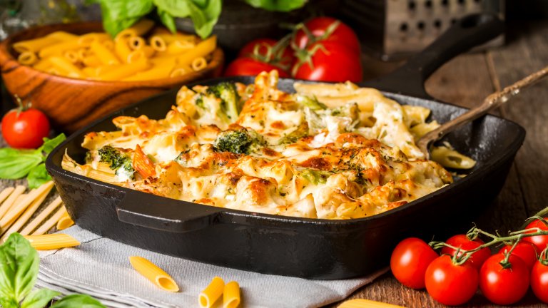 Запечена паста с броколиЧудите ли се какво да правите главата свежо броколи в хладилника? Не се чудете повече, а го превърнете в приятно запечена паста. За това ястие ви трябва къса дебела паста като макарони, ригатони или пенне, което варите до леко омекване в подсолена вода. Междувременно в дълбок тиган или тенджера запържете до златисто 100 грама масло с чаена чаша брашно. 
След това добавяте и чаша и половина мляко и бъркате до получаването на гладък кремообразен сос. Овкусете със сол, пипер, босилек и малко индийско орехче. Сварете главата броколи до пълно омекване и я накъсайте на розички. 
В тавата, в която ще печете, редувате сос, паста и броколи като най-накрая завършвате със соса, настъргвате кашкавал или пармезан и запичате до златиста коричка. Можете и да експериментирате с подправките и сирената, както и да добавите гъби или чушка.