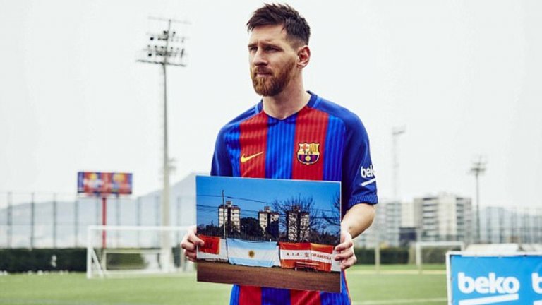 Лионел Меси
Петкратният носител на „Златната топка“ едва ли се нуждае от представяне. Дори историята му е известна на повечето фенове. Този терен на отбор, наречен Грандоли, е първият, на който Лео Меси стъпва като футболист. Тогава е на 3 или 4 г. Както виждате, тревата е малко, ако изобщо я има. Точно по този начин обаче е тръгнала кариерата на аржентинеца, който миналата седмица навърши 30 г.