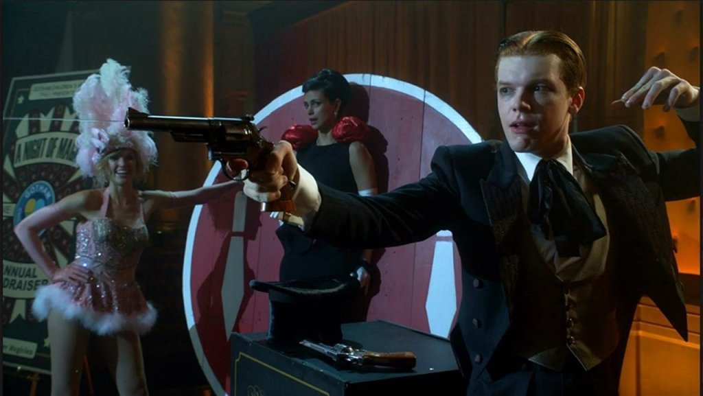\"Готъм\" (Gotham)
Премиера: 3 януари
Сериалът има четири сезона към днешна дата и прикова интереса на публиката, като разказа перфектната предистория на Батман - супергероя на \"Ди Си Комикс\". А в момента гледаме последния пети сезон. \"Го