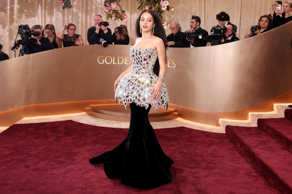 Звездата на "Битка след битка" - Чейз Инфинити, носеше един от най-впечатляващите тоалети на "Златните глобуси". Роклята ѝ на Louis Vuitton бе от две части - сребърен огледален корсет и черна кадифена пола.