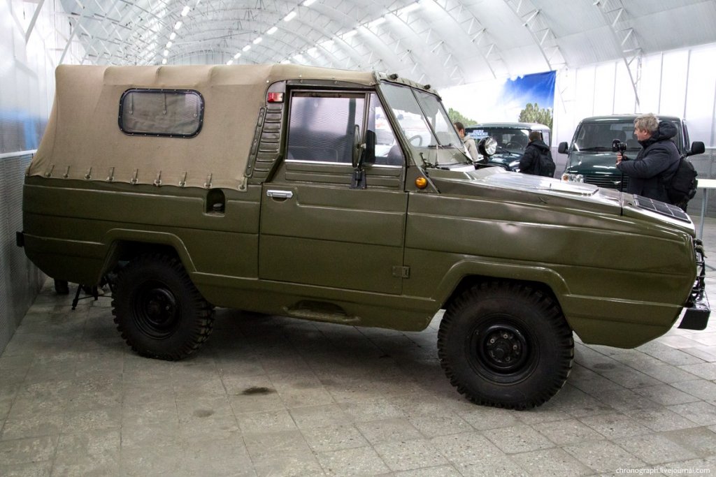 УАЗ "Ягуар"
Подобно на Lada Niva, за УАЗ-ките невъзможни пътища няма и затова се радват на популярност из целия Източен блок, особено сред военните и спецчастите. Тази разновидност на УАЗ, наречена кодово "Ягуар", е представена от Уляновския завод през 1971 г. и въпреки че не е предназначена за масово производство и шофиране, тя е нищо по-малко от суперкола.
Автомобилът има претенциите да е амфибия и да покорява не само високите терени, но и водата. Това се случва благодарение на две витла, монтирани отпред и отзад по оста. Във вода „Ягуар“ развива до 8 км/ч, а по суша - до 100 км/ч. Заради редица непреодолими препятствия пред дизайна и производството, колата си остава на ниво прототип.
